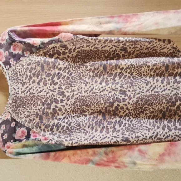 Umgee Tan and Cream Graphic Long Sleeve Blouse - Picture 2 of 5